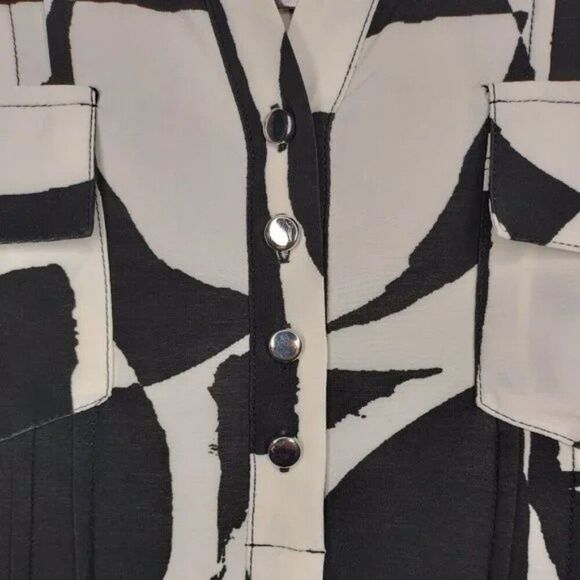 NWT Cocomo Plus Size 1X Black & Ivory Geo Print Pintuck Short Sleeve Top - Picture 4 of 7